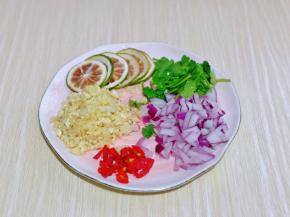 洋葱切丁，香菜洗干净切段。