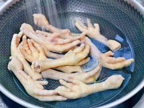 这时鸡爪也煮好啦，用冷水反复冲，冲到鸡爪彻底凉。