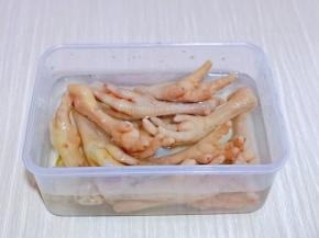 从冰箱取出准备好的冰水，放入鸡爪，泡10分钟。(这样口感更好，还有就是好去骨）