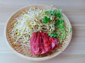 准备新鲜的牛肉，豆芽与香菜。