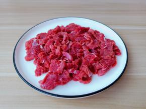 牛肉顺着肉丝的纹路横着切成片。