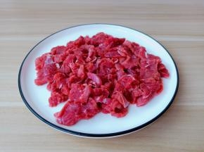 牛肉顺着肉丝的纹路横着切成片。