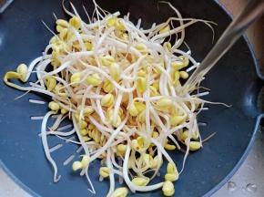豆芽清洗一下。