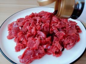 牛肉片加生抽一勺。