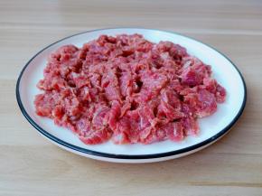 再加上红薯粉抓上浆，再加一勺芝麻油或者食用油锁住牛肉的水份。