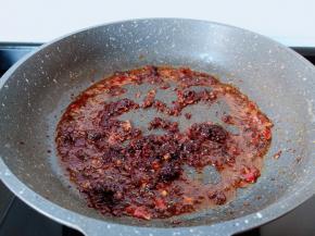 锅里加一点油，下豆瓣酱与火锅底料开小火炒香。