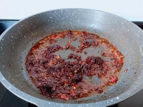 锅里加一点油，下豆瓣酱与火锅底料开小火炒香。