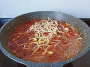 加入黄豆芽煮五分钟。