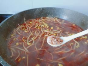 黄豆芽煮熟了加点味精。