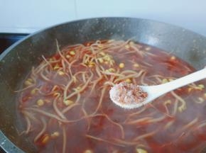 黄豆芽煮熟了加点味精。