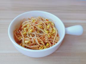 把黄豆芽捞出放入盘子里。