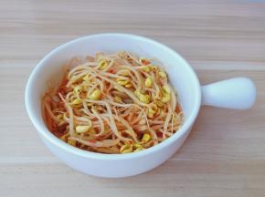 把黄豆芽捞出放入盘子里。