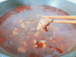 牛肉放锅里继续煮熟捞出。