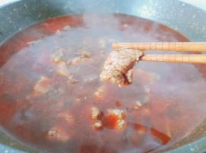 牛肉放锅里继续煮熟捞出。