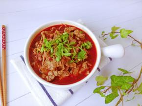 把牛肉放在豆芽上面，撒点香菜末。