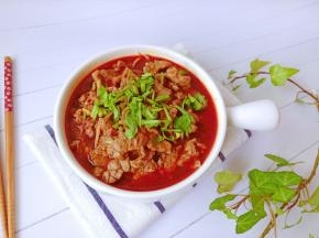 把牛肉放在豆芽上面，撒点香菜末。