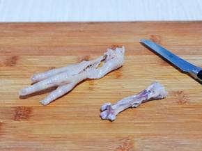 再把大骨头用手剔出来，轻轻一扭就下来了。