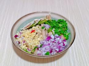 鸡爪放入器具中，加入所有的配料。