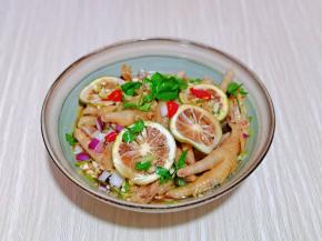 戴上食品手套，抓拌均匀，盖上盖子腌制一夜。