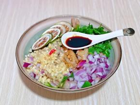 再加入两小勺生抽。