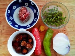 主要食材。香菇提前泡发，五花肉、豌豆解冻，所有食材洗净。