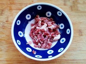 五花肉切小粒，方便入味。