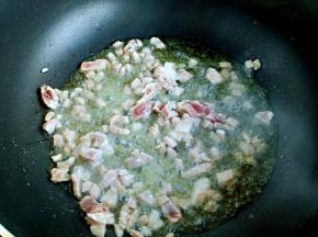 起锅热油，油热下入肉丁煸炒。