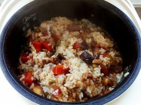 放入电饭煲中，搅拌均匀，按煮饭建，同米饭一起焖煮。