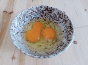 把两个鸡蛋打倒碗里。