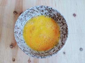 用筷子把鸡蛋打散。