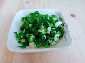 小葱切成葱末。