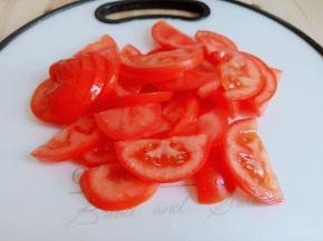 番茄对半切开再切成片。
