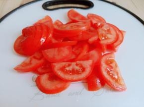 番茄对半切开再切成片。