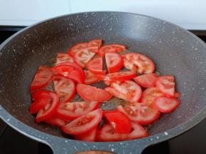 锅里放油放番茄煸炒。