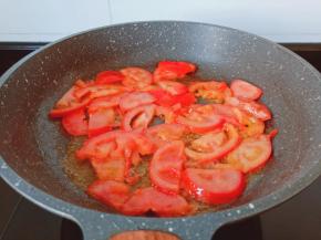煸炒到番茄出汤汁。