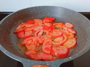 煸炒到番茄出汤汁。