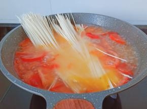 水开让番茄煮五分钟再放入挂面。