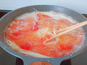 挂面放进去用筷子搅拌一下防止粘连。