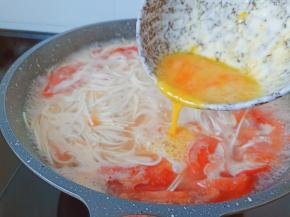 挂面八分熟时淋入鸡蛋液。