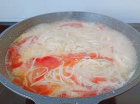 开大火让鸡蛋液成熟。