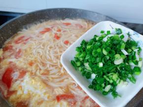 最后放入葱花。