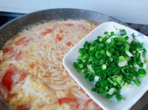 最后放入葱花。