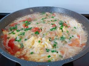 大火将葱末搅拌开来，可以关火了。