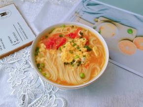 营养早餐从番茄鸡蛋葱花面开始。