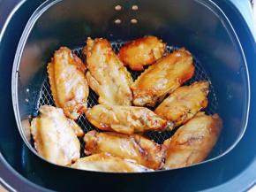 20分钟将油纸取出，把鸡翅放在烤网上，180度再烤8分钟即可。