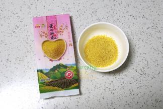 取适量的小米，洗净浸泡10分钟捞出沥干水加少许红糖粉搅拌均匀