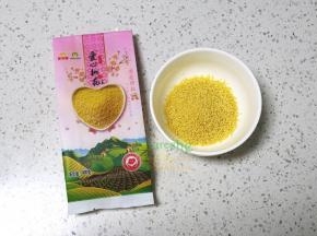 取适量的小米，洗净浸泡10分钟捞出沥干水加少许红糖粉搅拌均匀
