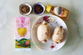 金龙鱼爱心桃花小米、莲藕、桂花、蜂蜜、红糖。