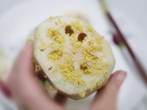 用勺子把小米酿入莲藕粒，可以用筷子辅助，让小米塞的满面的