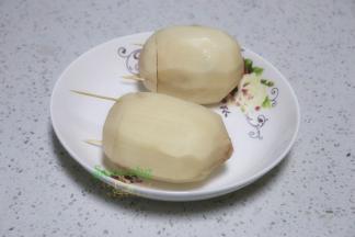 酿好的莲藕，盖上另外一半莲藕，并用牙签固定好。